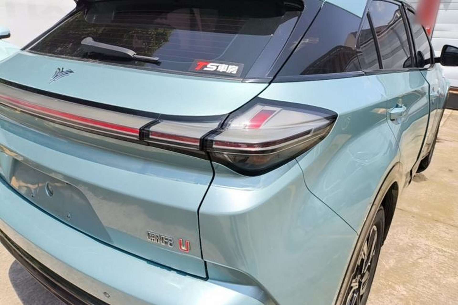 Used NETA U 2022 Zhi 400 Lithium-Nickel-Manganese-Cobalt Energy System Right Rear Taillight