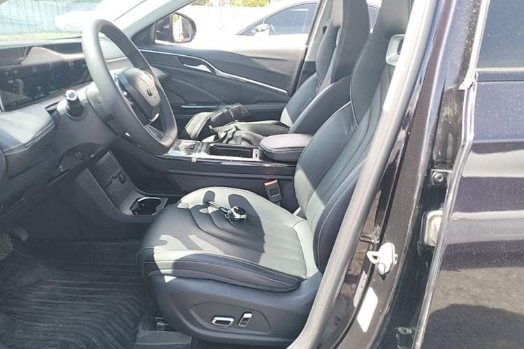 Used NETA U 2022 NETA U-Ⅱ 400 Lithium-Ion Battery Left Front Seat