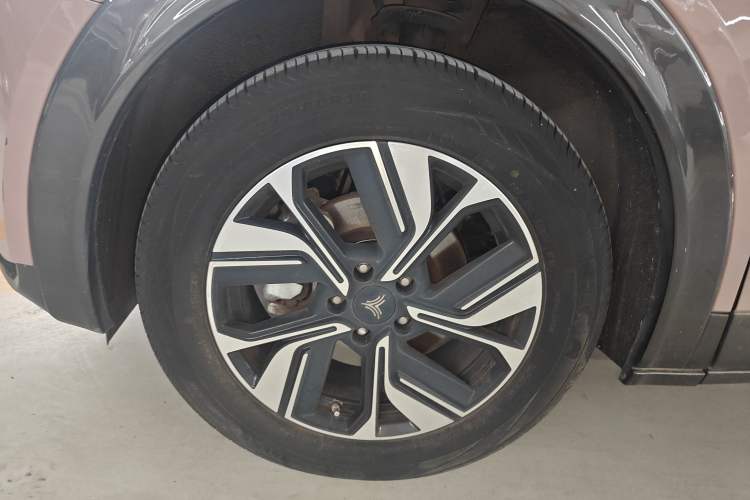 Used NETA U 2022 Zhi 400 Lithium-Nickel-Manganese-Cobalt Energy System Left Front Wheel Hub