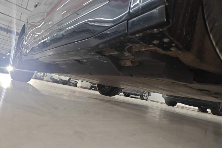 Used NETA U 2022 Zhi 400 Lithium-Nickel-Manganese-Cobalt Energy System Right Side Sill