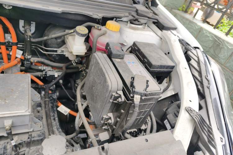 Used NETA U 2022 Zhi 400 Lithium-Nickel-Manganese-Cobalt Energy System Engine Bay Left