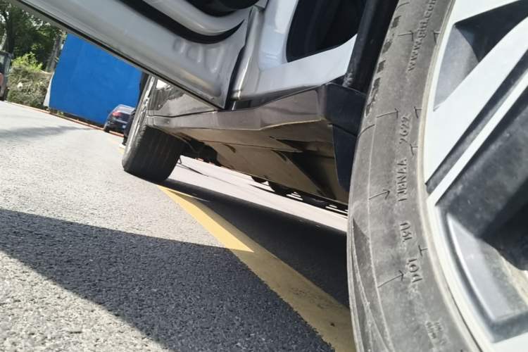 Used NETA U 2022 Zhi 400 Lithium-Nickel-Manganese-Cobalt Energy System Left Side Sill