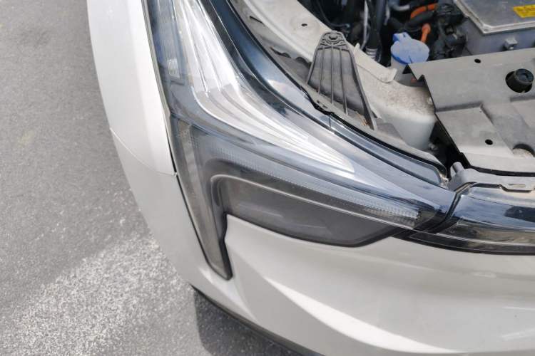 Used NETA U 2022 Zhi 400 Lithium-Nickel-Manganese-Cobalt Energy System Right Front Headlight