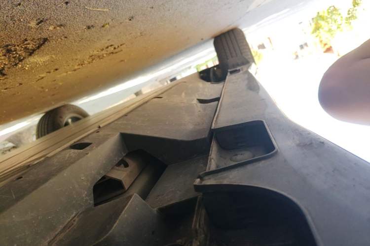 Used NETA U 2022 Zhi400 Pro Lithium Iron Phosphate Right Side Sill