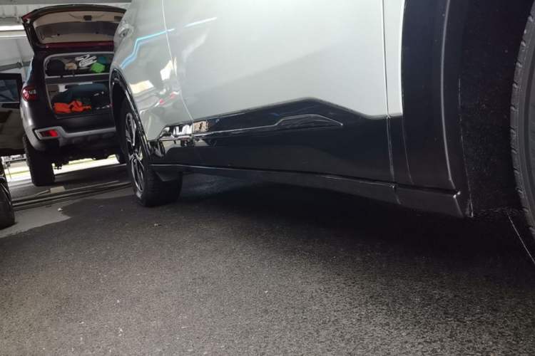 Used NETA U 2022 Changan CS55 Pro Tri-Cell Lithium Right Side Sill