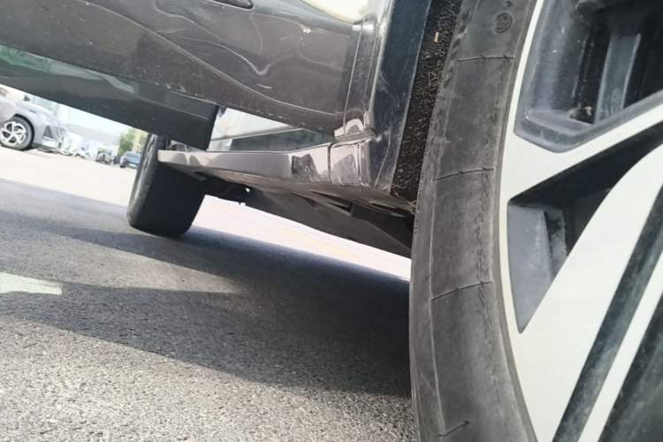 Used NETA U 2022 Zhi 400 Lithium-Nickel-Manganese-Cobalt Energy System Right Side Sill