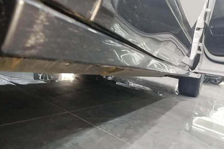 Used NETA U 2022 Zhi400 Pro Lithium Iron Phosphate Right Side Sill