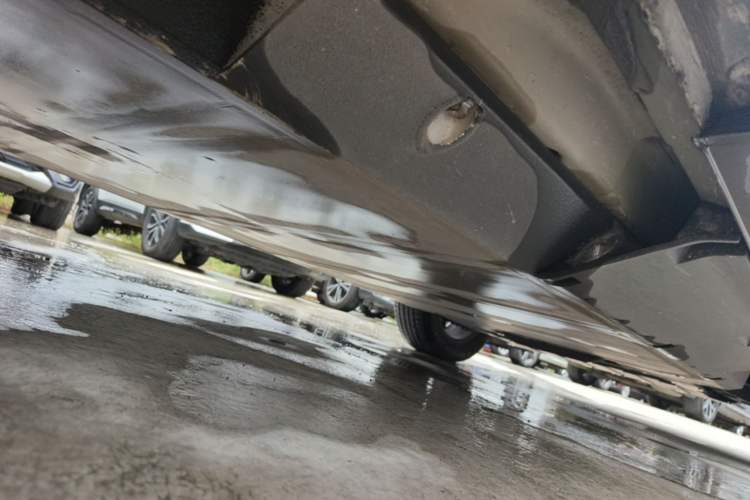 Used NETA U 2022 Zhi 400 Lithium-Nickel-Manganese-Cobalt Energy System Right Side Sill