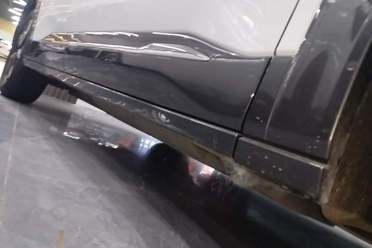 Used NETA U 2022 Zhi400 Pro Lithium Iron Phosphate Right Side Sill