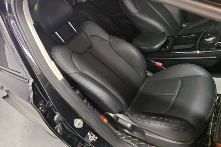 Used NETA U 2023 NETA U-Ⅱ Challenge Edition 400 U Show – Lithium Iron Phosphate Right Front Seat