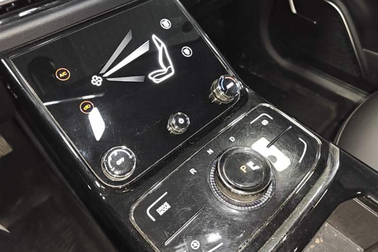 Used NETA U 2023 NETA U-Ⅱ 400 U-SHOW Edition Lithium-Ion Battery Gear Lever
