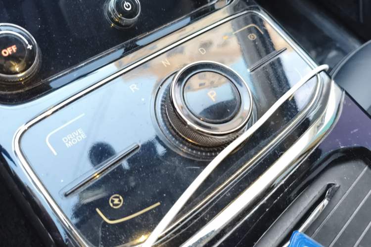 Used NETA U 2023 NETA U-Ⅱ 400 U-SHOW Edition Lithium-Ion Battery Gear Lever