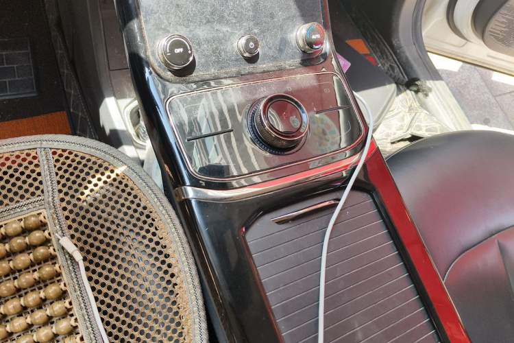 Used NETA U 2023 NETA U-Ⅱ 400 U-SHOW Edition Lithium-Ion Battery Gear Lever