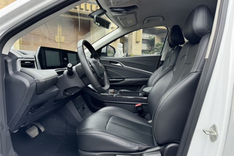 Used NETA U 2023 NETA U-Ⅱ 400 U-SHOW Edition Lithium-Ion Battery Left Front Seat