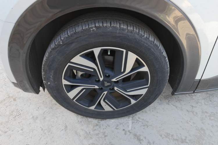 Used NETA U 2023 NETA U-Ⅱ Challenge Edition 400 U Show - Lithium-Ion Battery Left Front Wheel Hub