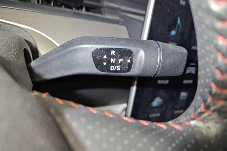 Used NETA V 2021 Standard Range Entertainment Version – Upgraded Model Gear Lever