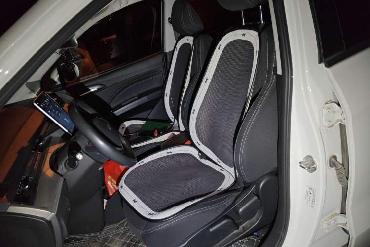 Used NETA V 2021 Standard Range Entertainment Version – Upgraded Model Left Front Seat