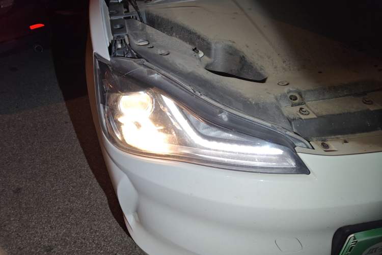 Used NETA V 2021 Standard Range Entertainment Version – Upgraded Model Right Front Headlight