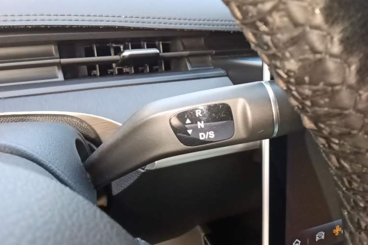 Used NETA V 2021 Long-Range Entertainment Edition Gear Lever