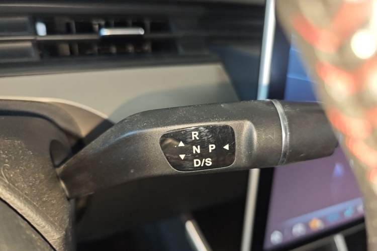 Used NETA V 2021 Standard Range Entertainment Version – Upgraded Model Gear Lever