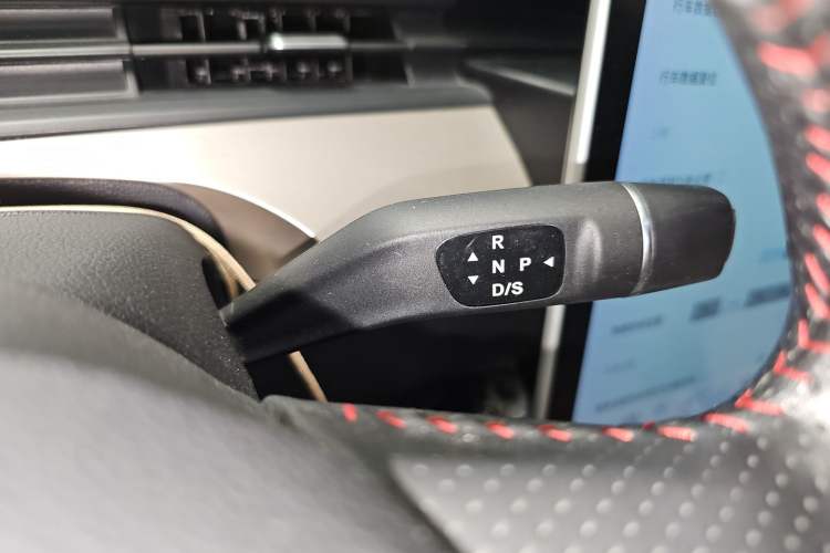 Used NETA V 2021 Standard Range Entertainment Version – Upgraded Model Gear Lever