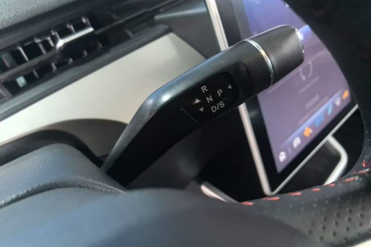 Used NETA V 2021 Standard Range Entertainment Version – Upgraded Model Gear Lever