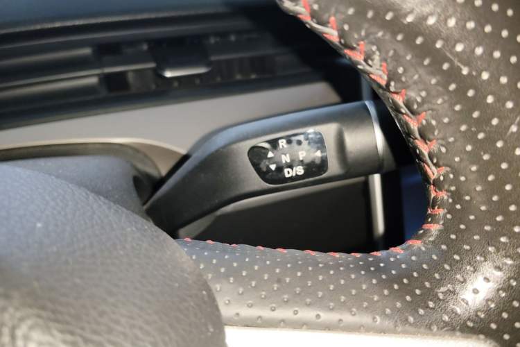 Used NETA V 2021 Standard Range Entertainment Version – Upgraded Model Gear Lever