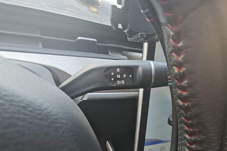 Used NETA V 2021 Long-Range Entertainment Edition Upgrade Model Gear Lever
