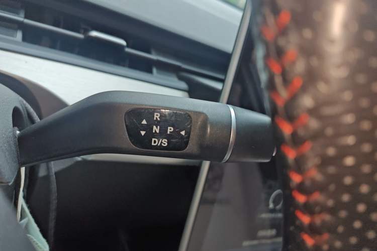 Used NETA V 2021 Standard Range Entertainment Version – Upgraded Model Gear Lever