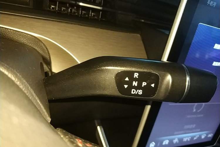 Used NETA V 2021 Standard Range Entertainment Version – Upgraded Model Gear Lever
