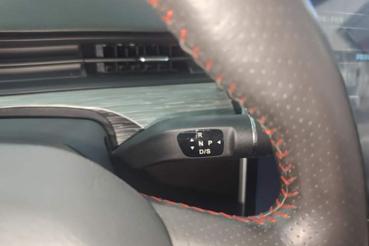 Used NETA V 2021 Standard Range Entertainment Version – Upgraded Model Gear Lever