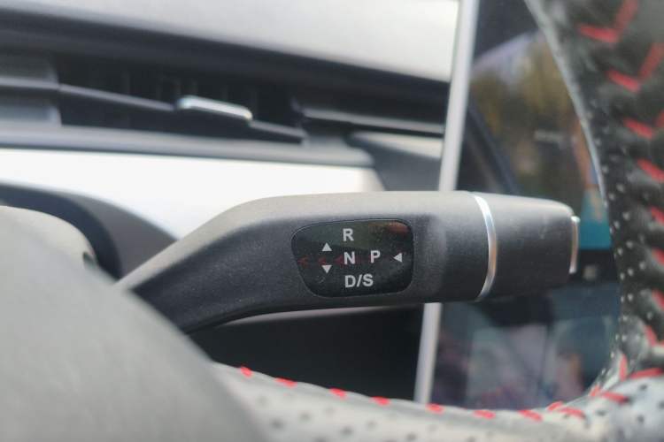 Used NETA V 2021 Standard Range Entertainment Version – Upgraded Model Gear Lever