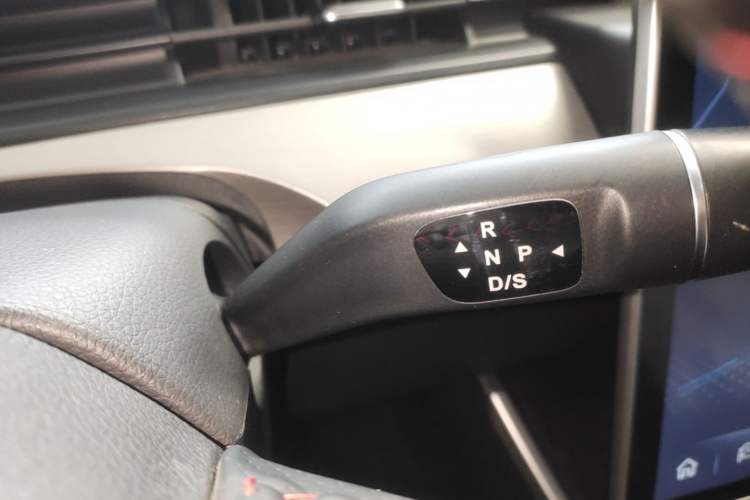 Used NETA V 2021 Standard Range Entertainment Version – Upgraded Model Gear Lever