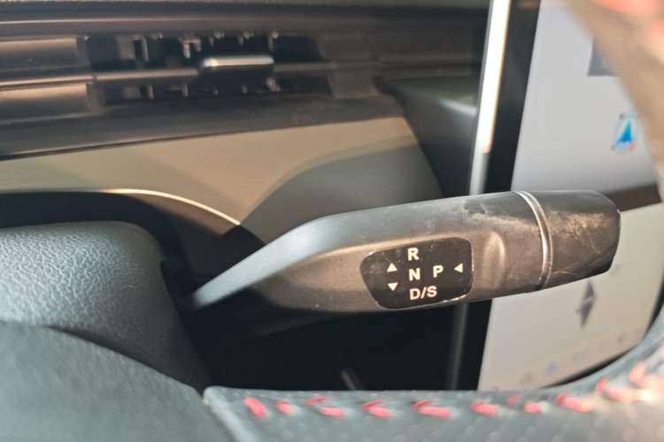 Used NETA V 2021 Standard Range Entertainment Version – Upgraded Model Gear Lever