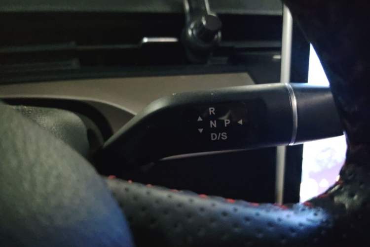 Used NETA V 2021 Standard Range Entertainment Version – Upgraded Model Gear Lever