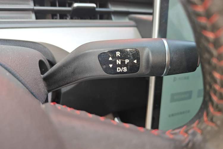 Used NETA V 2021 Long-Range Entertainment Edition Upgrade Model Gear Lever