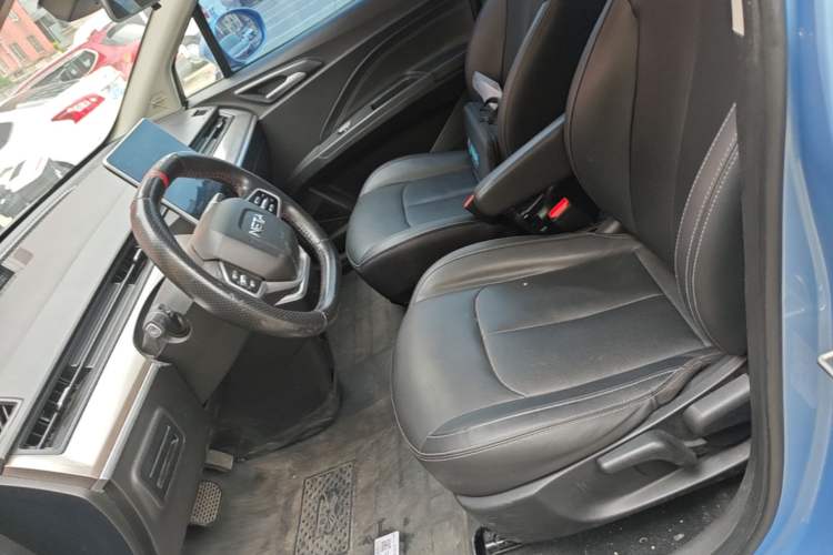 Used NETA V 2021 Long-Range Entertainment Edition Upgrade Model Left Front Seat