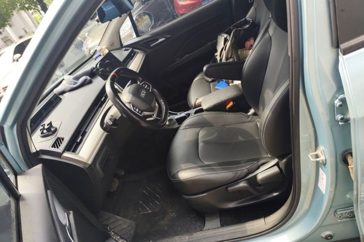 Used NETA V 2021 Long-Range Entertainment Edition Upgrade Model Left Front Seat