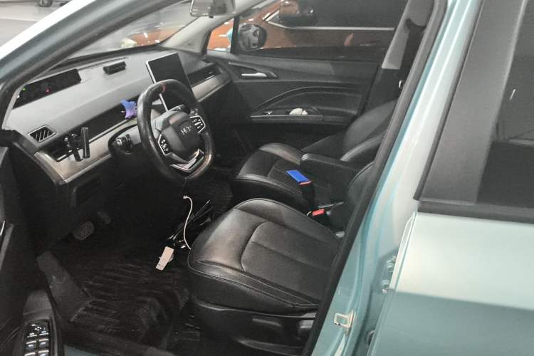 Used NETA V 2021 Long-Range Entertainment Edition Upgrade Model Left Front Seat