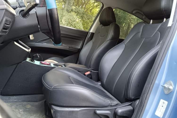 Used NETA V 2021 Long-Range Entertainment Edition Upgrade Model Left Front Seat