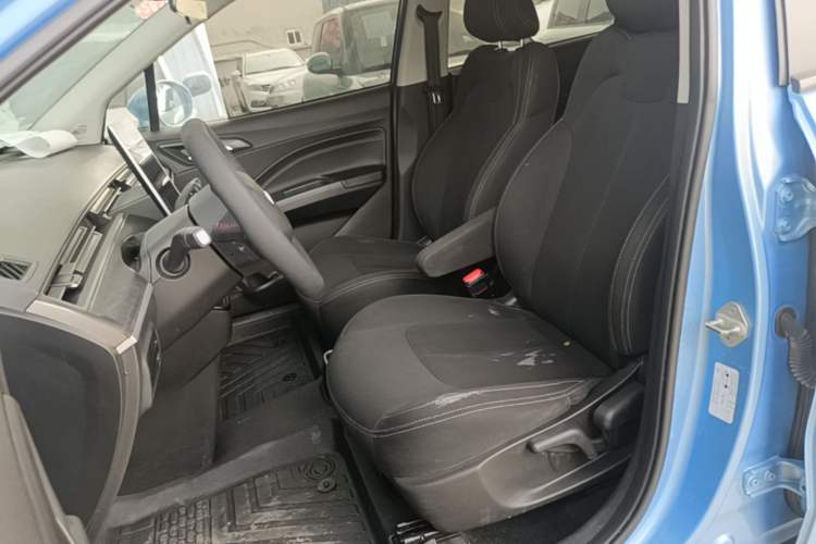 Used NETA V 2021 Standard Range Entertainment Version – Upgraded Model Left Front Seat