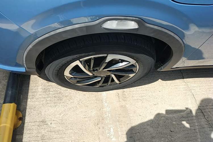 Used NETA V 2021 Standard Range Entertainment Version – Upgraded Model Left Front Wheel Hub