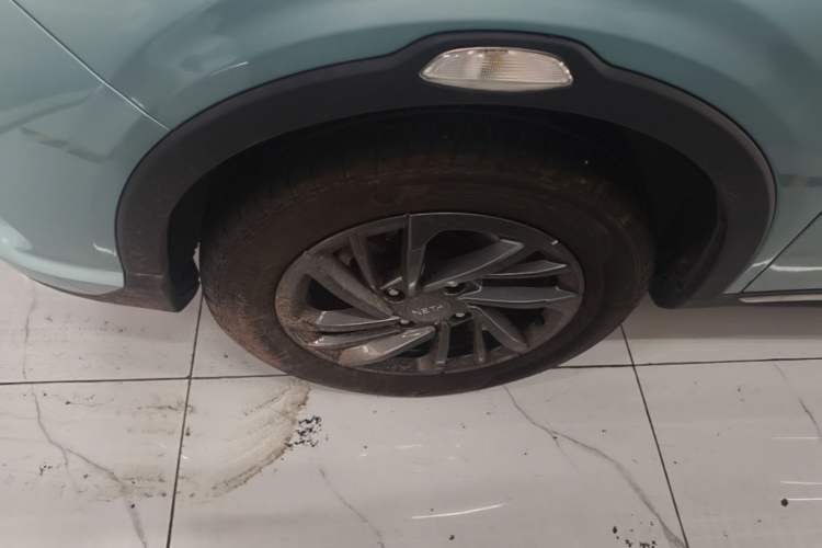 Used NETA V 2021 Standard Range Entertainment Version – Upgraded Model Left Front Wheel Hub