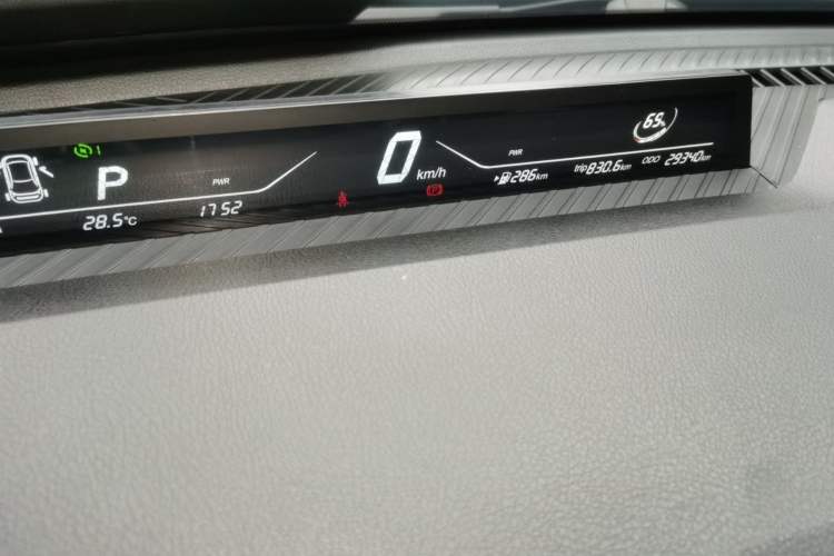 Used NETA V 2021 Long-Range Entertainment Edition Upgrade Model Odometer Close Up