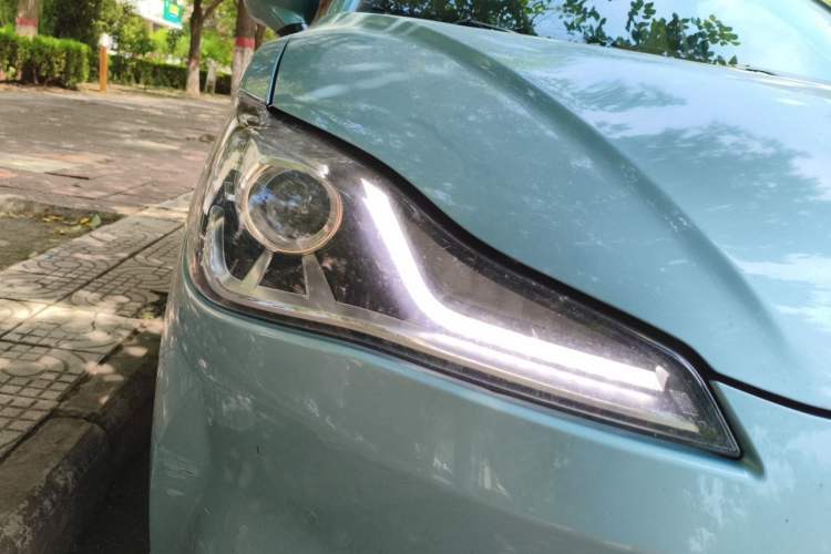 Used NETA V 2021 Long-Range Entertainment Edition Right Front Headlight