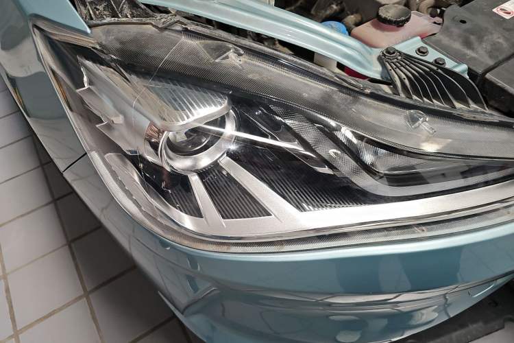 Used NETA V 2021 Standard Range Entertainment Version – Upgraded Model Right Front Headlight