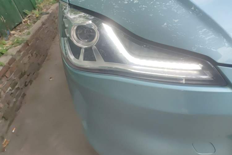 Used NETA V 2021 Long-Range Entertainment Edition Upgrade Model Right Front Headlight
