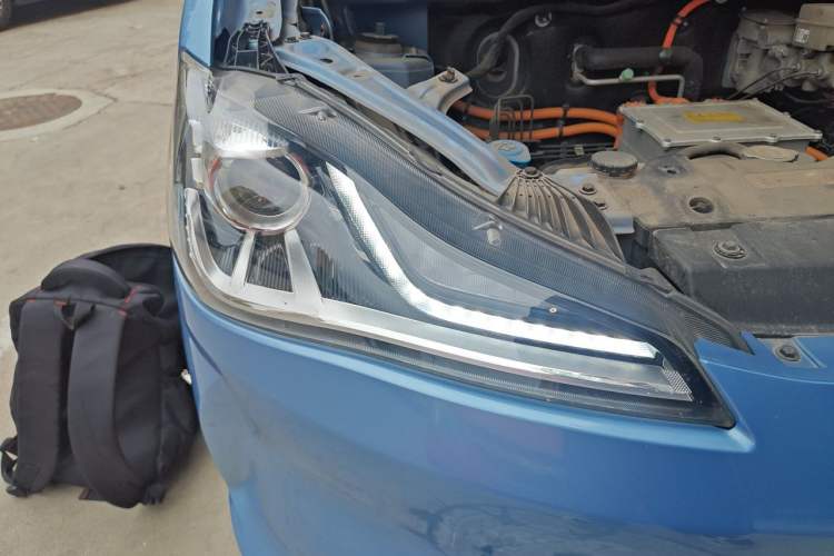 Used NETA V 2021 Standard Range Entertainment Version – Upgraded Model Right Front Headlight