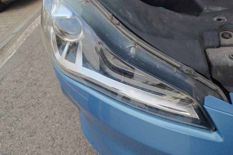 Used NETA V 2021 Long-Range Entertainment Edition Upgrade Model Right Front Headlight