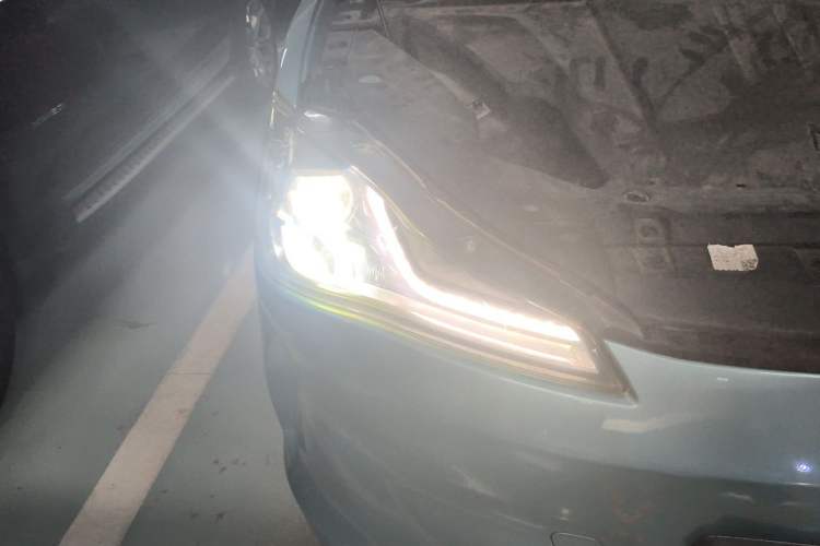 Used NETA V 2021 Long-Range Entertainment Edition Upgrade Model Right Front Headlight